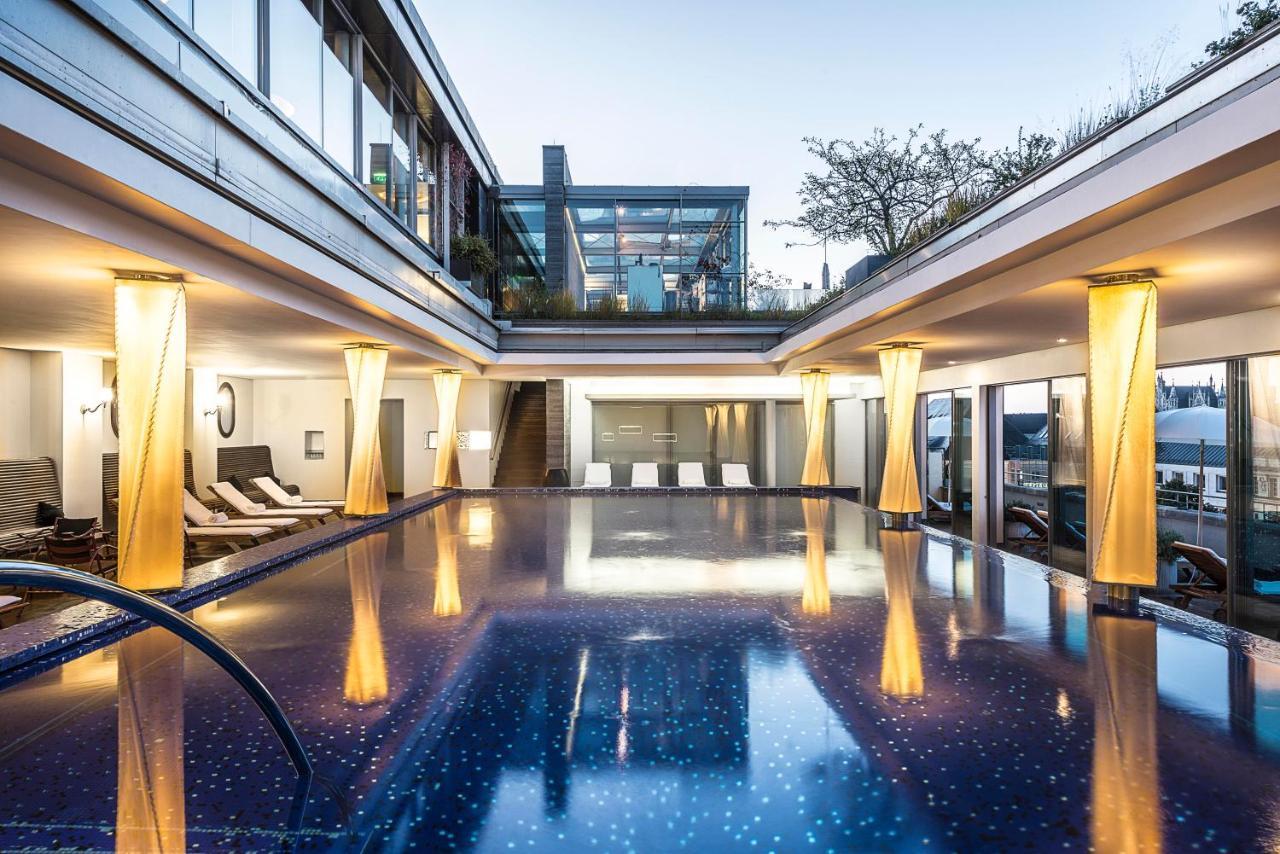 فندق بايريشر هوف ميونيخ المظهر الخارجي الصورة The pool at the Mandarin Oriental Munich