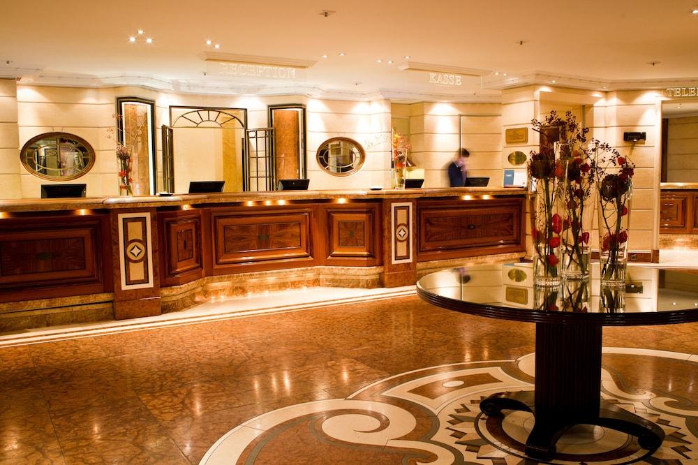 فندق بايريشر هوف ميونيخ المظهر الخارجي الصورة The lobby of the hotel