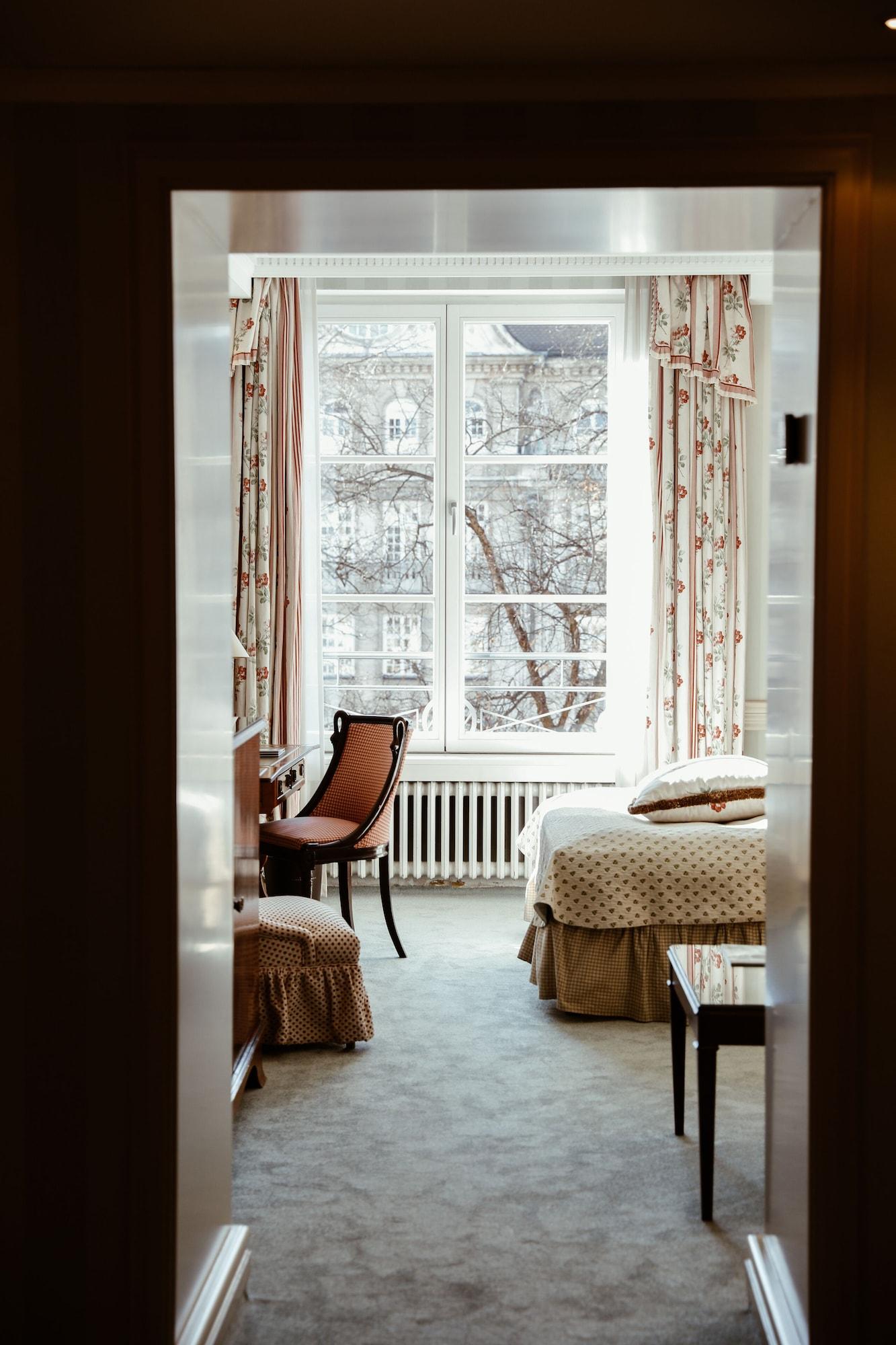 فندق بايريشر هوف ميونيخ المظهر الخارجي الصورة A room at the Hotel Axelmannstein