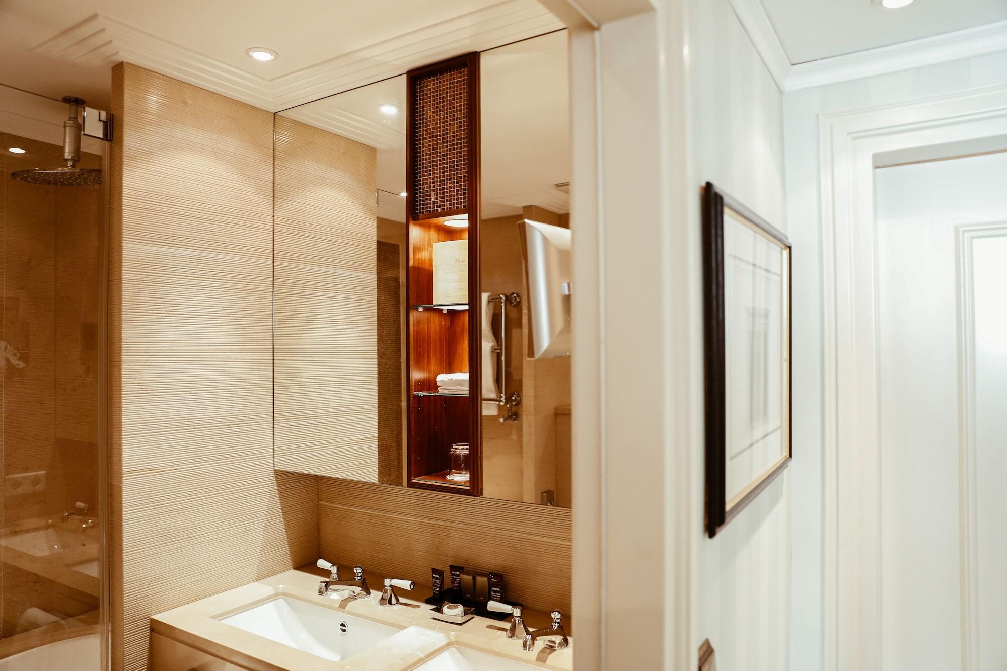 فندق بايريشر هوف ميونيخ المظهر الخارجي الصورة Bathroom