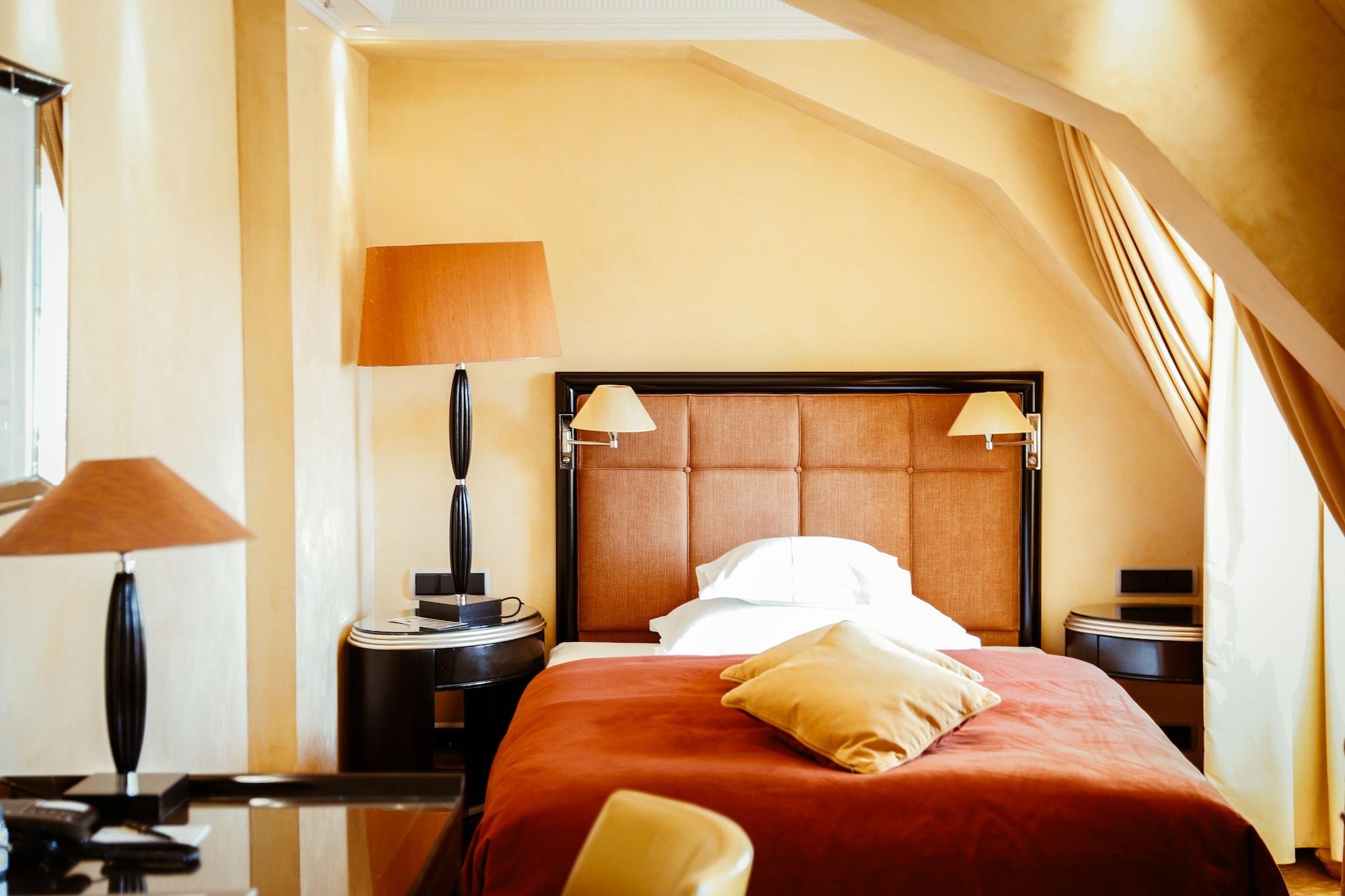 فندق بايريشر هوف ميونيخ المظهر الخارجي الصورة A room at the Hotel de Crillon