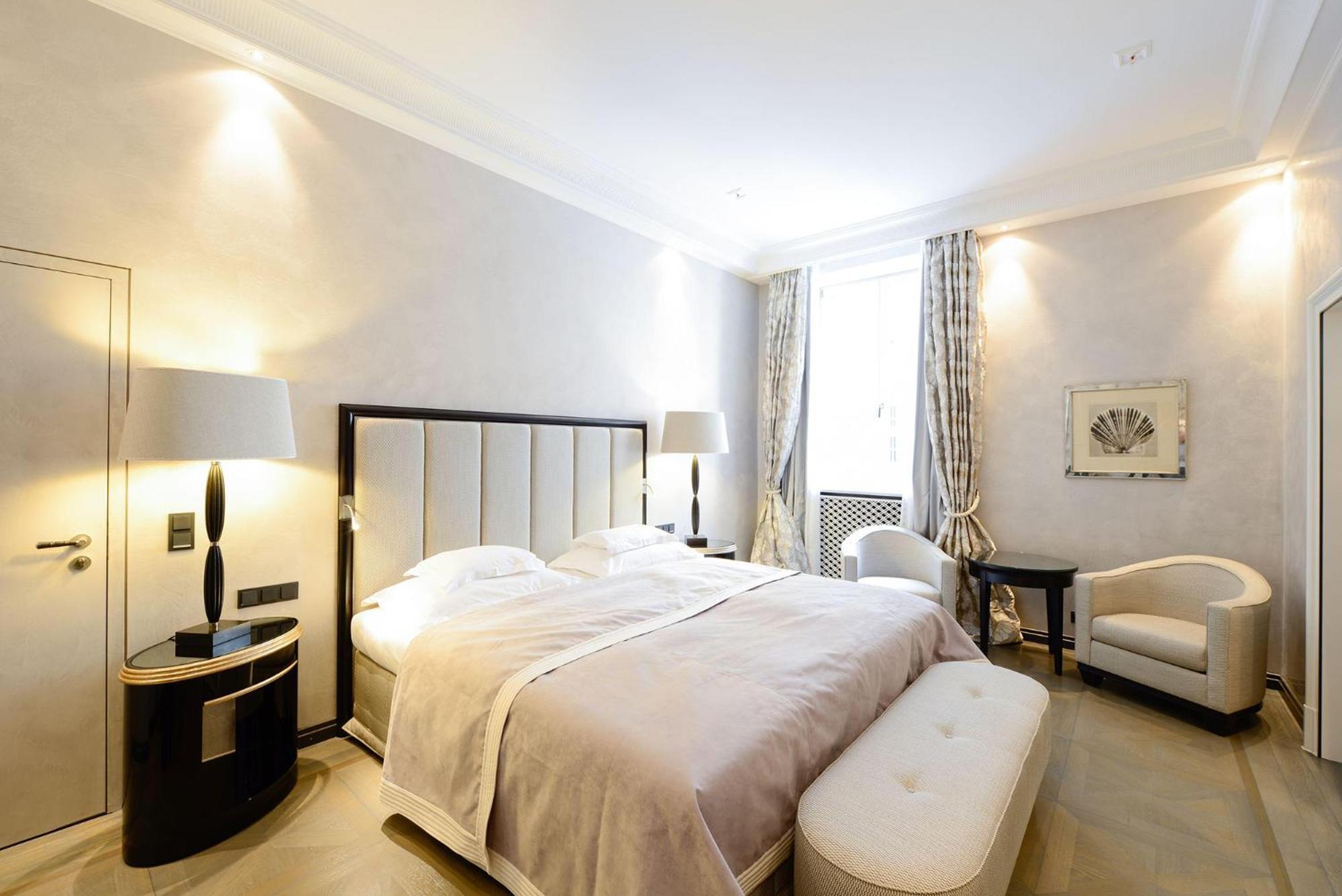 فندق بايريشر هوف ميونيخ الغرفة الصورة A room at the Hotel de Crillon