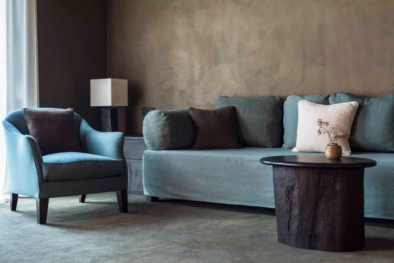 فندق بايريشر هوف ميونيخ المظهر الخارجي الصورة A living room with a sofa and a chair