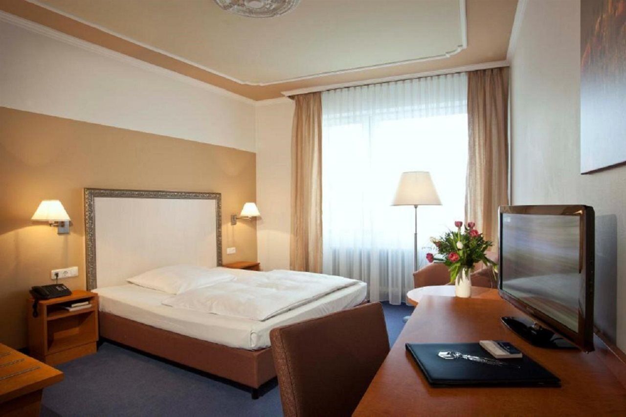 فندق بايريشر هوف ميونيخ المظهر الخارجي الصورة A typical hotel room