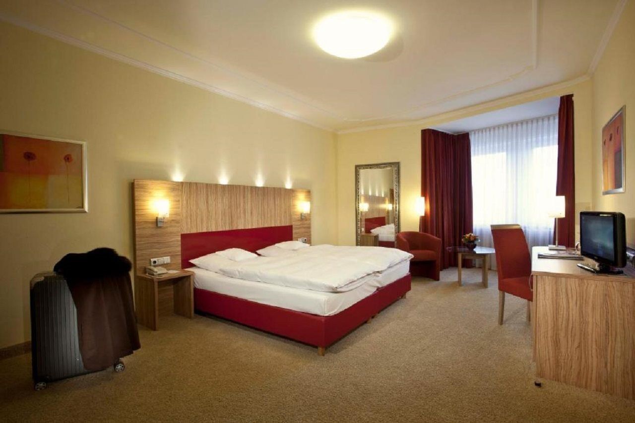 فندق بايريشر هوف ميونيخ المظهر الخارجي الصورة A typical hotel room