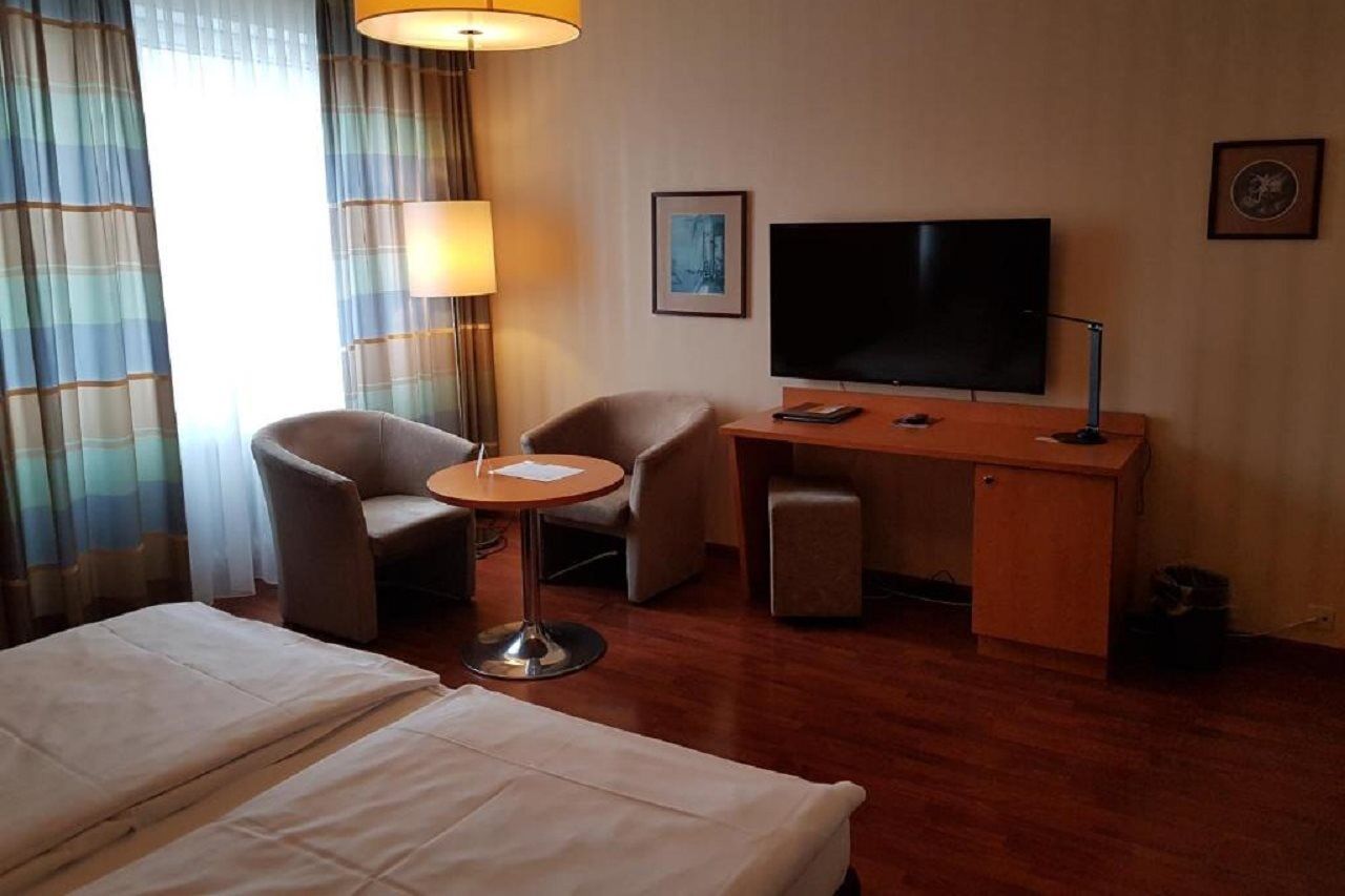 فندق بايريشر هوف ميونيخ المظهر الخارجي الصورة A room at the hotel